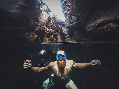 hombre, tomando, Foto, bajo el agua, cerca de, pared, rocas