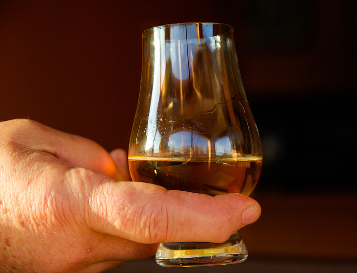 Skotsko, whisky, sklo, alkohol, reflexe, ruka