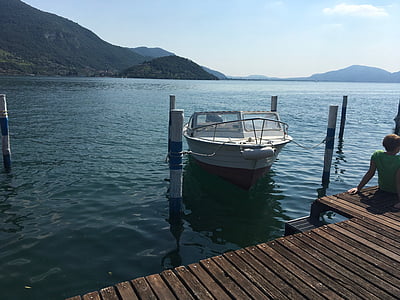 Italija, Lombardija, Isejo ežeras, ežeras, motorinė valtis, kraštovaizdžio