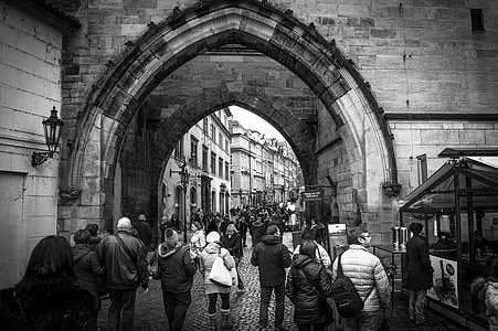 Praga, Czechy, Historia, Miasto, bramy, czarno-białe, ludzie