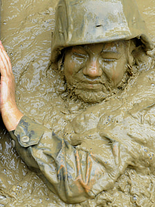 soldado, treinamento de selva, poço de lama, mulher, fêmea, sujo, exército de uniforme