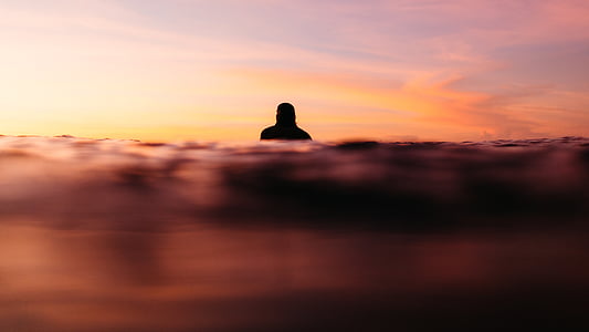 silueta, persona, Afar, mirando, puesta de sol, mar, agua