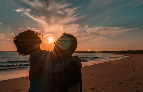 gelukkige mensen, strand van Galicië, achtergrondverlichting, oktober, zonsondergang