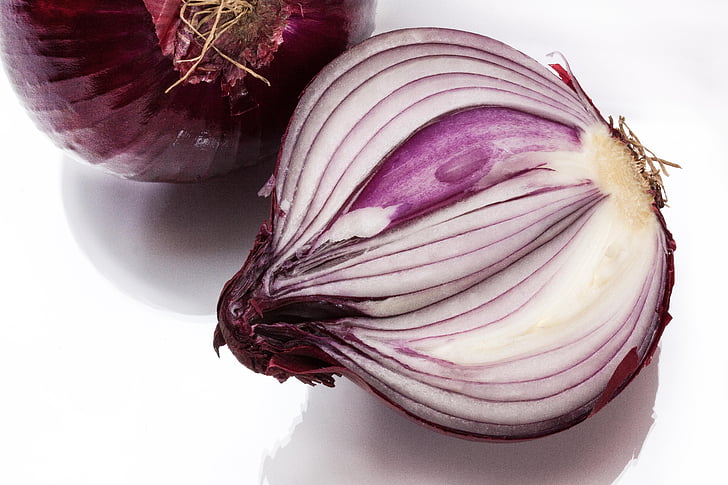 cebolla, cepa del Allium, cebolla roja, en rodajas, el sulfuro que contiene, aceites esenciales, crudo