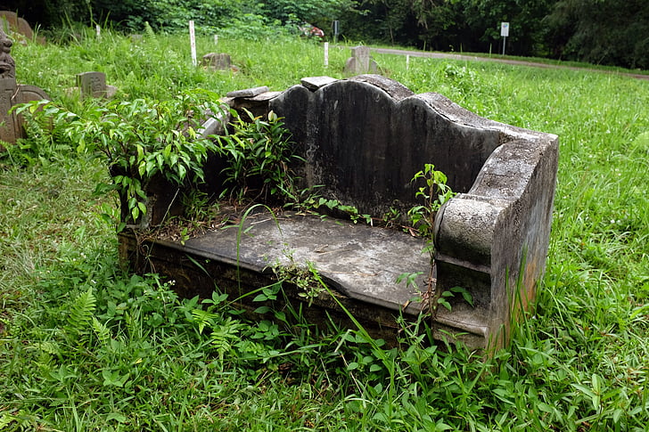 banco de pedra velho, cemitério abandonado, túmulo duplo, homem e mulher, enterro, folhagem, abandonada