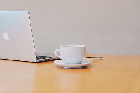 gris, MacBook, à côté de, blanc, céramique, café, Mug
