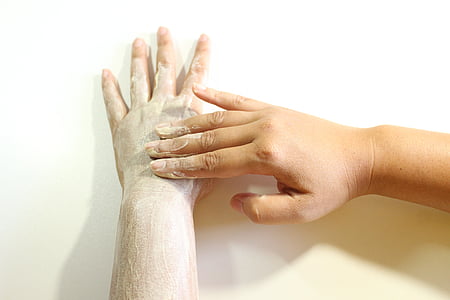 Tělový peeling, křoviny, peeling na ruce, přírodní peeling, peeling doma, ruka