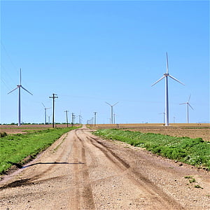 moulins à vent modernes, route, ciel bleu