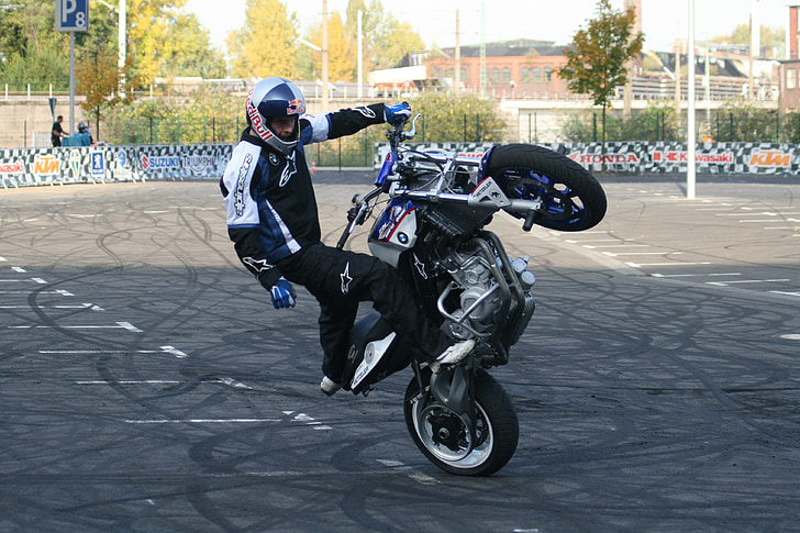 Stunt show, INTERMOT, motos