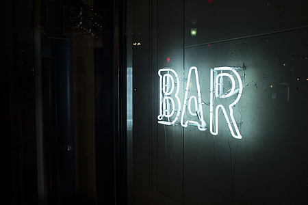 Closeup, photo, bar, néon, panneaux de signalisation, enluminés, sombre