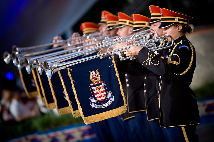 trumpeters, mirdzēdamas vēstneses, kareivji, armija, mūzika, veiktspējas, misiņš