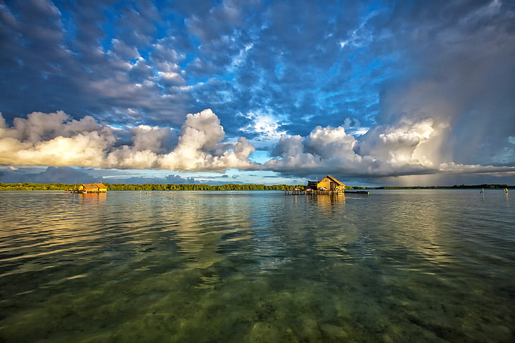 Lagoon, vettä shed, aamu, Atoll, Widi saaret, toimivia kerrostulivuoria, Indonesia