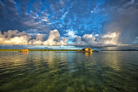 Lagune, die Wasser-Schuppen, Morgen, Atoll, WiDi-Inseln, Halmahera, Indonesien
