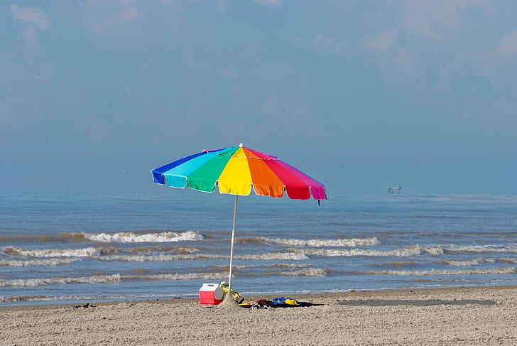 pludmale, smilts, lietussargs, krāsains, sunbathers, okeāns, viļņi
