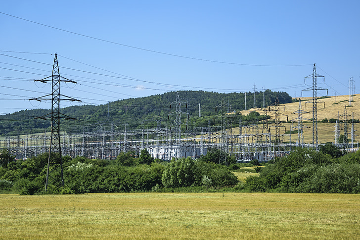 Kraftwerk, Master power, Transformatorownia, Kraftübertragung, Hochspannung, Strommasten, Verteilung von Energie