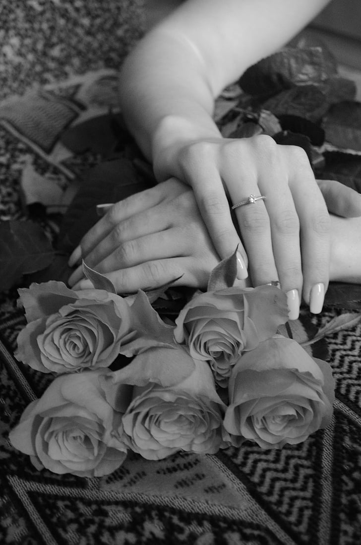 manos mujer, anillo, compromiso, flores