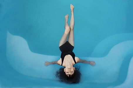mulher, preto, Monokini, piscina, água, relaxamento, piscina