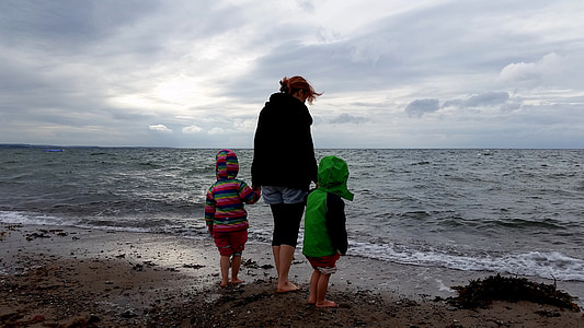 Morza Bałtyckiego, matka, dzieci, zimno, pochmurno, Plaża, ze