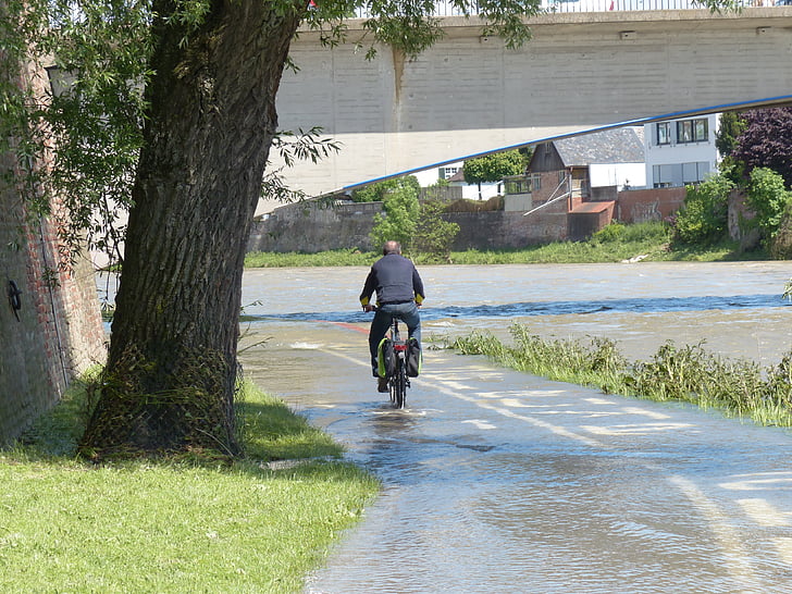 высокая вода, велосипедисты, мокрый, промокнуть, попытка, воды, глубокое