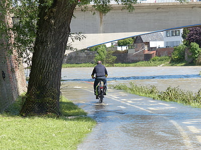 високо ниво на водата, велосипедисти, мокър, се намокри, опит, вода, дълбоко