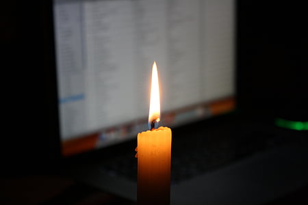 kynttilä, kannettava tietokone, tietokone, matalan teknologian, korkean teknologian, akku, kynttilän valo