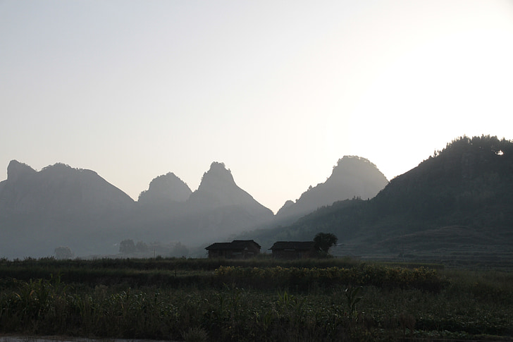 Fujian, Citylink, wczesnym rankiem, mglisty road, góry, sylwetka