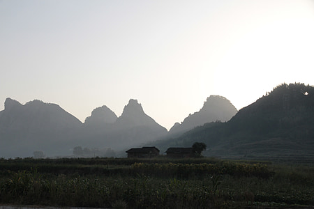 Fujian, CityLink, in den frühen Morgenstunden, nebligen Straße, Berg, Silhouette