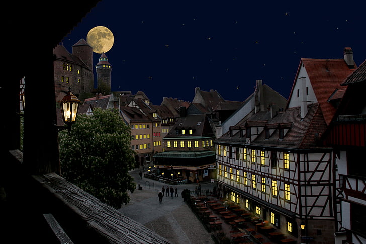 Nuremberg, slott, gamla stan, På natten, månen, lampor, medeltiden