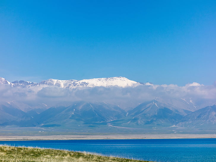 az xinjiang, sailimu tó, az út mentén, hó a hegyen, hegyi, természet, tó