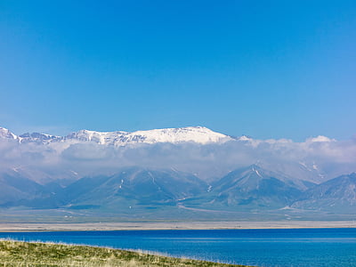 新疆ウイグル自治区で, sailimu 湖, 道に沿って, 雪の山, 山, 自然, 湖
