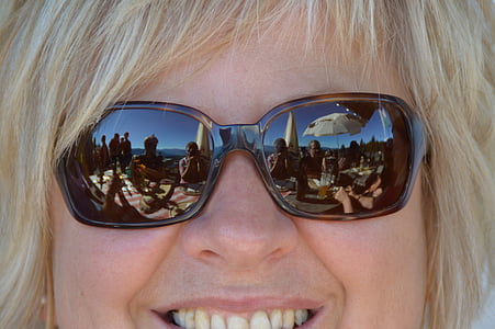 occhiali da sole, informazioni turistiche, biondo, viso, sorriso, occhiali