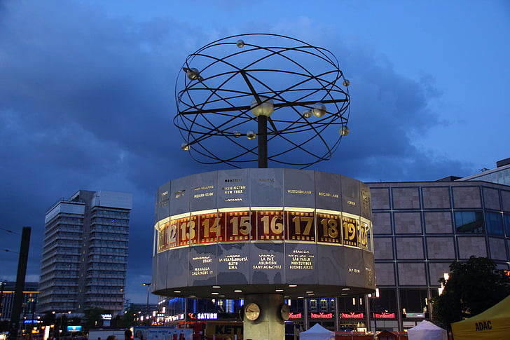 Berlín, Alexanderplatz, Světové hodiny, hodiny, světla, atmosféra, prostor