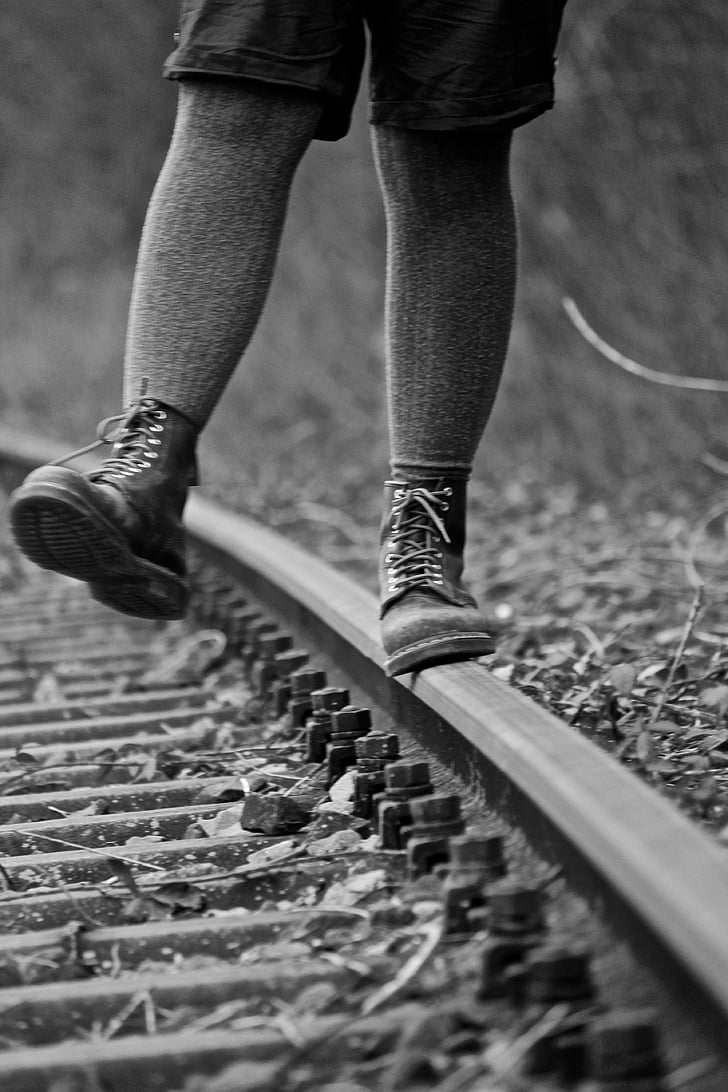 chaussures, bottes, rails de chemin de fer, nature, noir et blanc, à l’extérieur, hommes