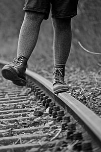 Παπούτσια, μπότες, Ράγες σιδηροδρομικές, φύση, μαύρο και άσπρο, σε εξωτερικούς χώρους, άνδρες
