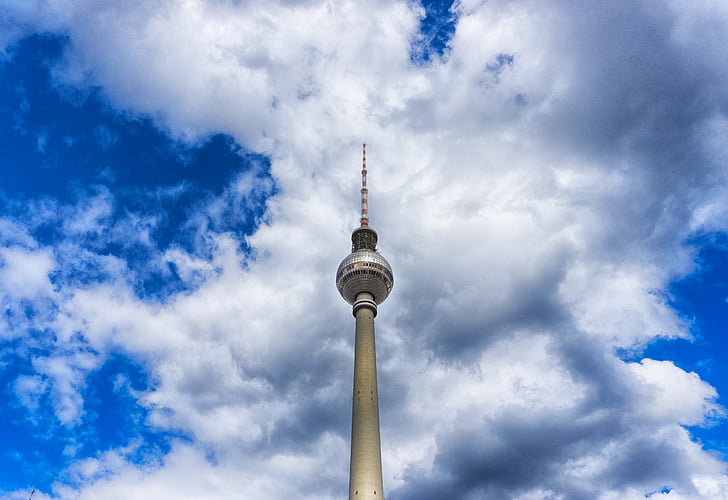 Berlino, Fernsehturm di Berlino, nuvole, Fernsehturm di Berlino, Germania, punto di riferimento, cielo