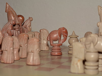 Шахматы, игра в шахматы, шахматные фигуры, камень, стратегия