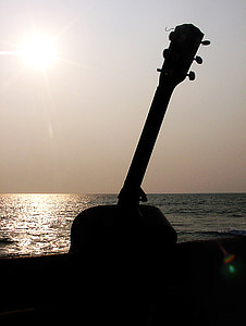 kytara, Západ slunce, kytara na lavičce, Lavička, odpoledne, sluneční světlo, odlesk objektivu