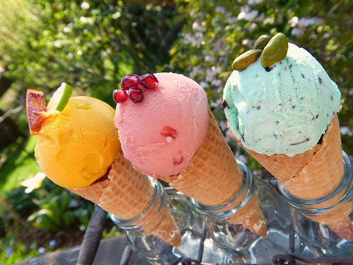 морозиво, вафлі, морозиво конуса, літо, морозиво смак, Насолоджуйтесь, Полуничним морозивом