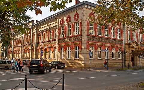 Malopolska, het platform, het schoolgebouw, school, architecturale decoratie, renovatie, nieuwe filtraat