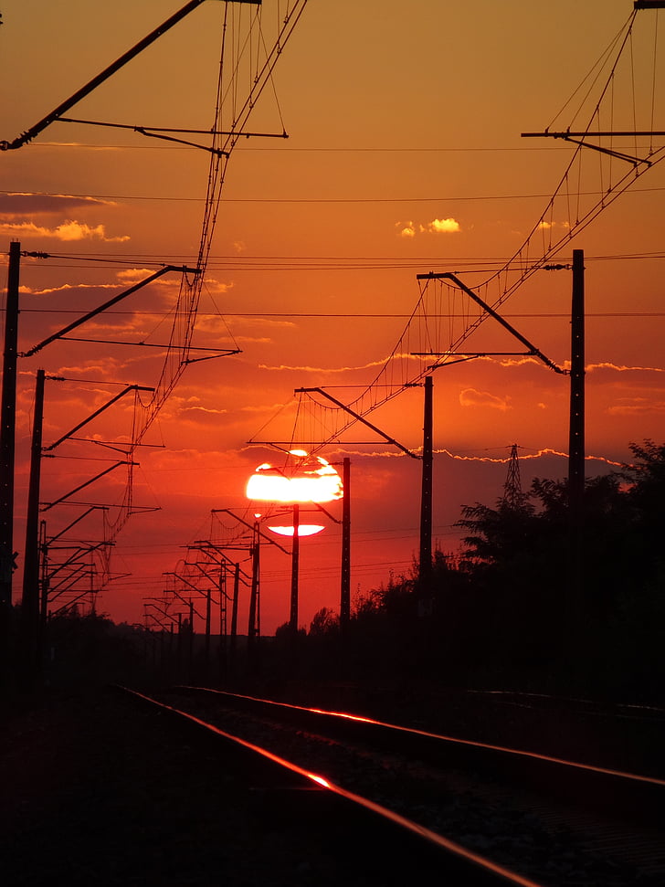 Olkusz, Polen, solnedgång, landskap, järnvägsspåren, röd himmel