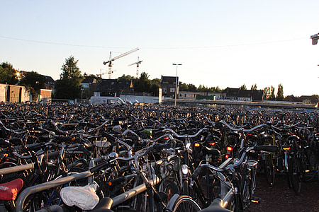 Ģente, velosipēds, velosipēdi, velosipēdu, pilsētas velosipēds, velosipēdu novietošanas iekārtas, autostāvvieta