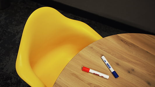 dos, marcador, bolígrafos, marrón, madera, tabla, silla
