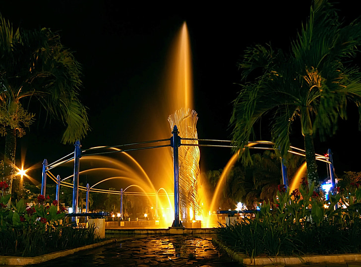 Balikpapan, Indonesia, Fontana, città, acqua, notte, sera