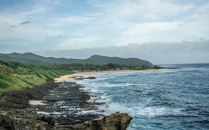 Havaj, Oahu, Severní pobřeží, Hawaii beach, vlny, kameny, útes