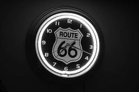Route 66, hodiny, neon, čierna a biela