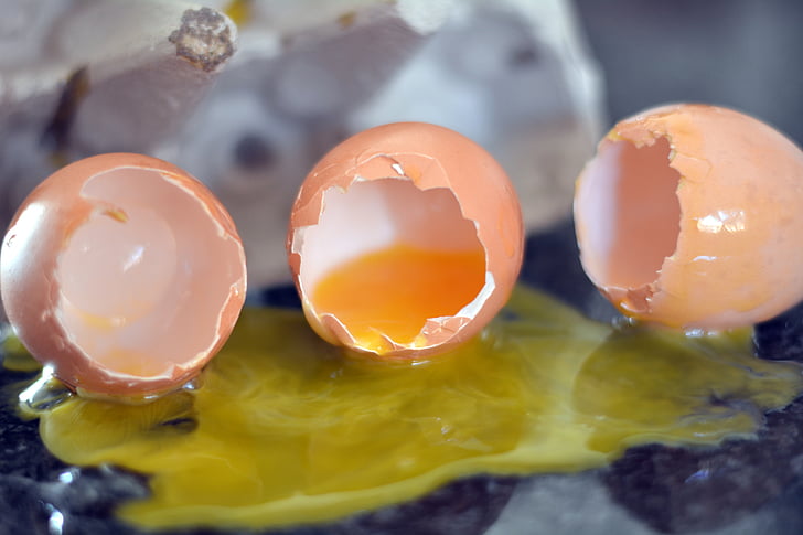 ovos quebrados, amarela gema, comida