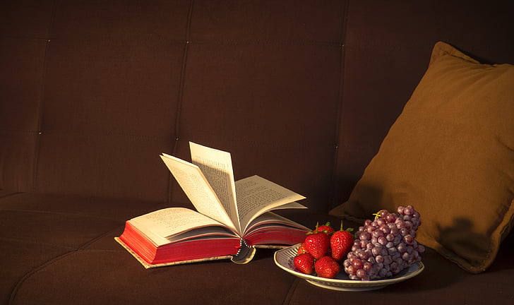 Stilleven, fruit, boek, druiven, aardbeien, plaat, vers