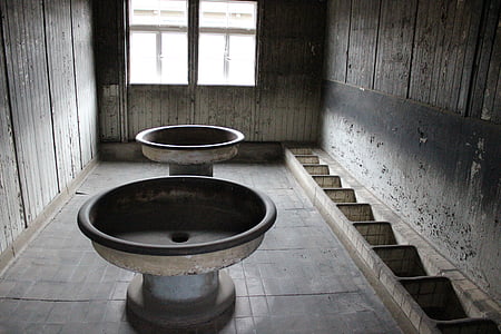 концентрационный лагерь, тюрьма Ванная комната, тюрьма, умывальник, мрачно, пустая