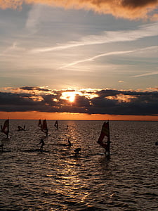 Fare surf, scuola di surf, Mar Baltico, acqua, mare, nuvole, tramonto