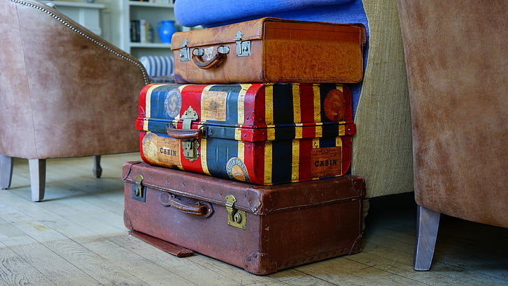 trois, assortiment de, empilé, valises, gris, en bois, plancher